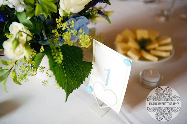  Country wedding table flowers 